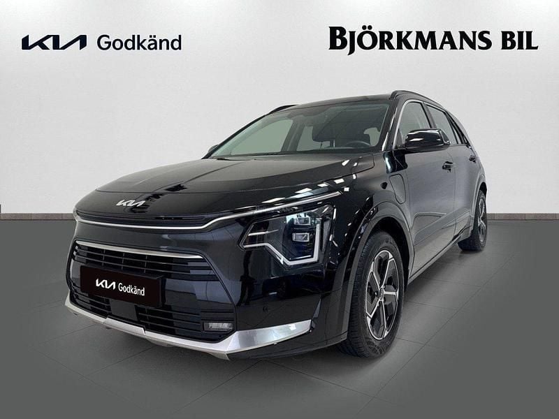 Svart (/abp/ aurora black pearl m) Begagnad 2023 Kia Niro SUV | 309 900 kr (Superpris) - Bild 1/4