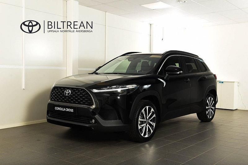 Svart Ny 2025 Toyota Corolla Cross SUV | 459 000 kr (Marknadspris) - Bild 1/4
