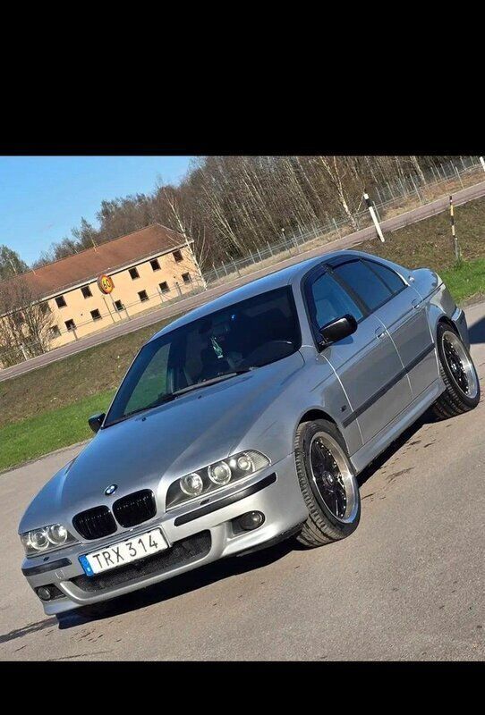Grå Begagnad 2003 BMW 525 M Sport Sedan | 39 000 kr (Bra pris) - Bild 1/4