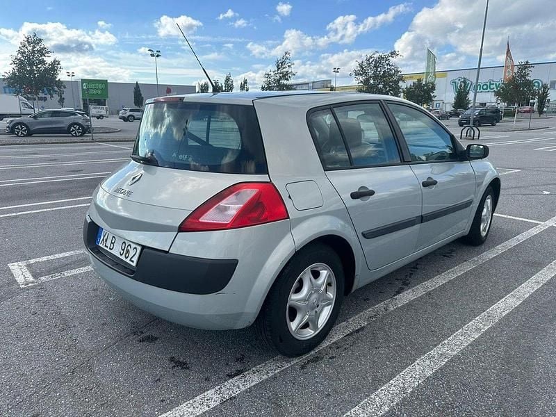 Begagnad Renault Mégane II 113 HK (83 kW) 2003 Silver Halvkombi