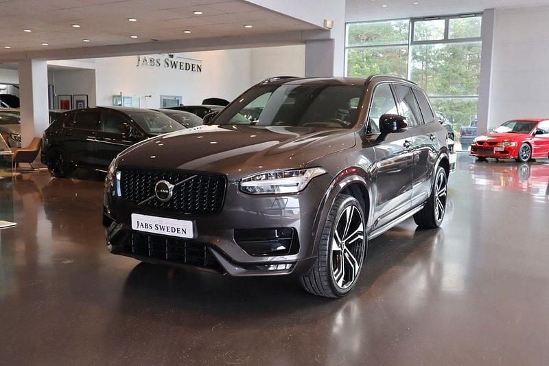 Grå Begagnad 2023 Volvo XC90 R-Design SUV | 679 900 kr (Lite dyr) - Bild 1/4