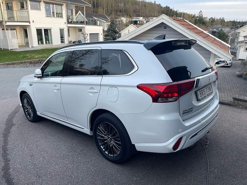 Begagnad Mitsubishi Outlander 224 HK (164 kW) 2020 Pärlemor SUV