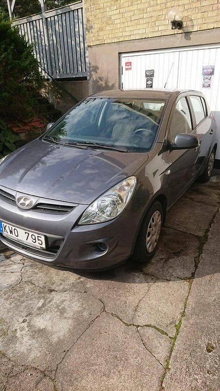 Grå Begagnad 2011 Hyundai i20 Select Halvkombi | 53 000 kr (Marknadspris) - Bild 1/4