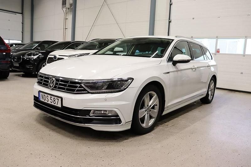 Vit Begagnad 2016 VW Passat R-line Kombi | 169 800 kr (Marknadspris) - Bild 1/4