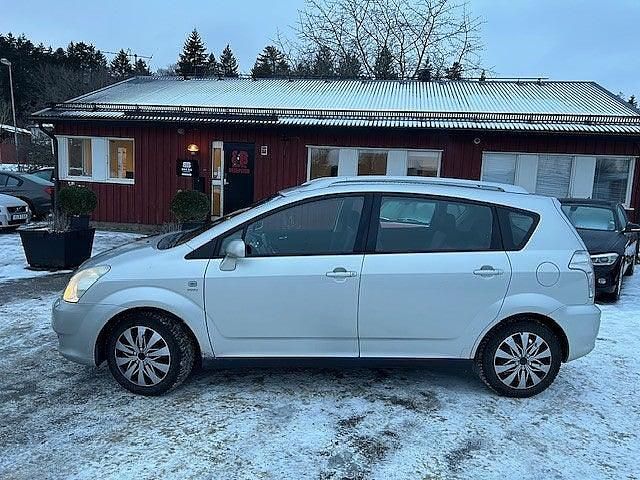 Begagnad Toyota Corolla Verso 110 HK (80 kW) 2004 Silver Minibuss