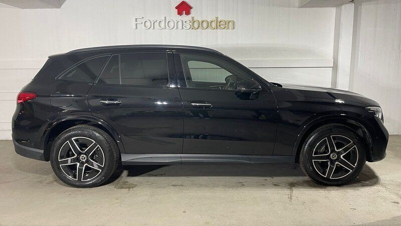 Svart Begagnad 2023 Mercedes GLC300e AMG line SUV | 699 800 kr (Marknadspris) - Bild 1/4