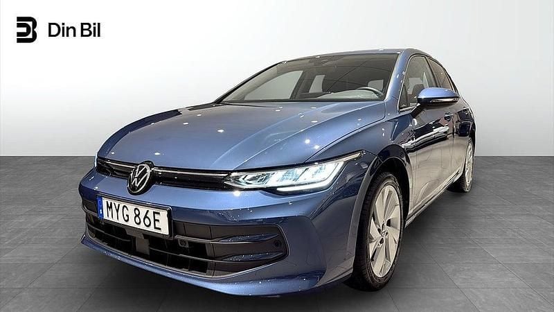 Blå Begagnad 2024 VW Golf VIII Life Halvkombi | 294 900 kr (Bra pris) - Bild 1/4