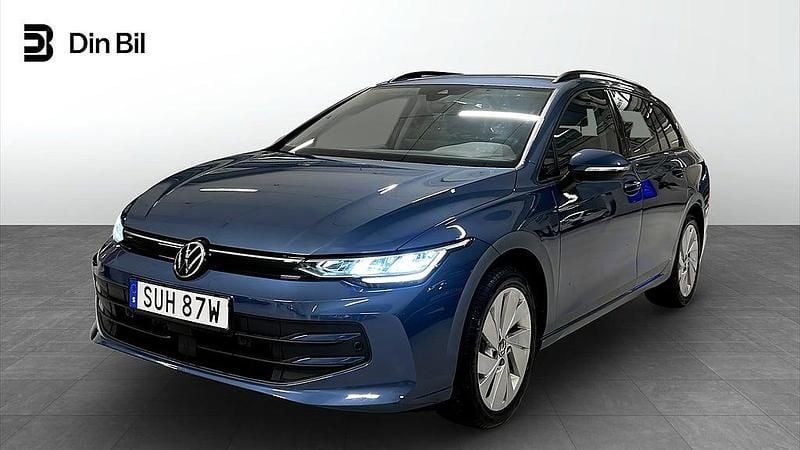 Anemone blue metallic Begagnad 2024 VW Golf VIII Life Kombi | 309 900 kr (Marknadspris) - Bild 1/4