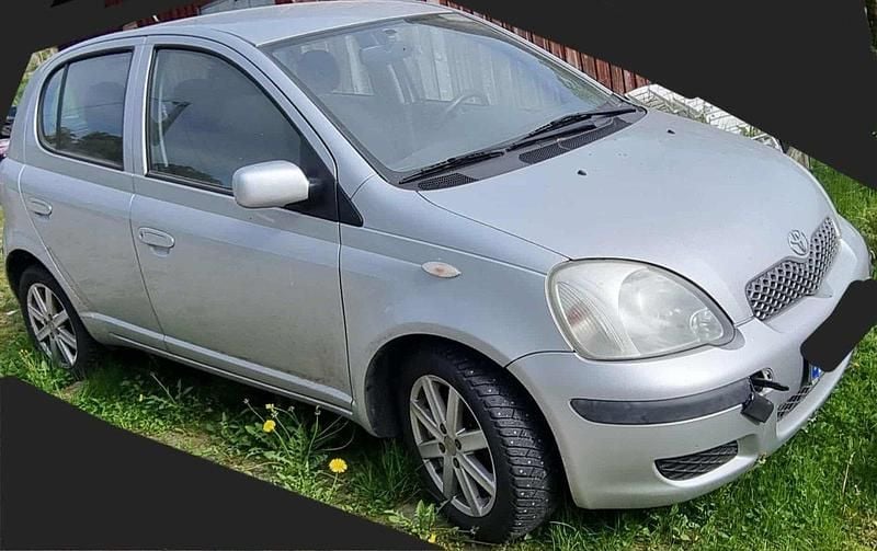 Silver Begagnad 2003 Toyota Yaris Halvkombi | 21 500 kr (Marknadspris) - Bild 1/3