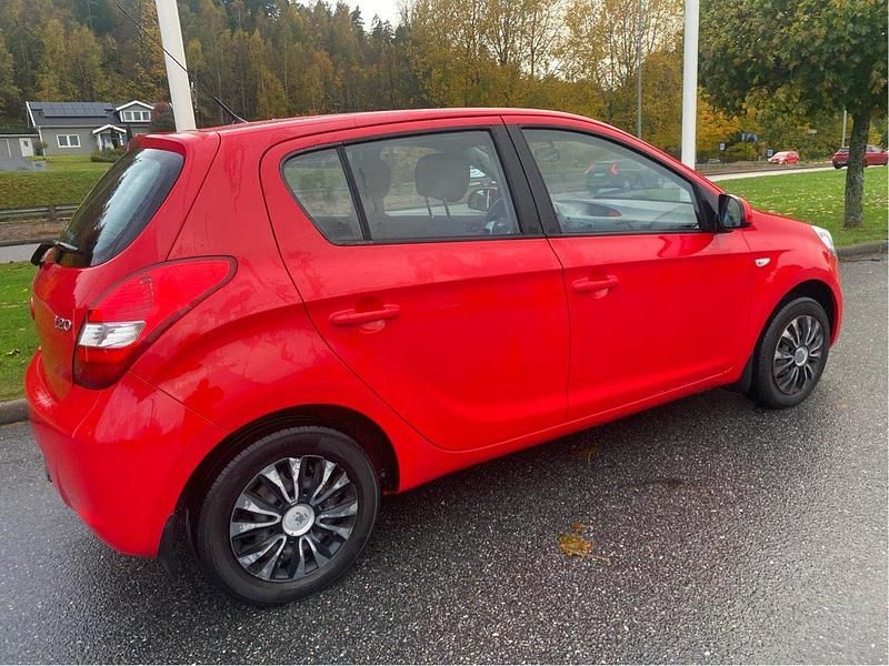 Röd Begagnad 2009 Hyundai i20 Select Halvkombi | 28 000 kr (Marknadspris) - Bild 1/4