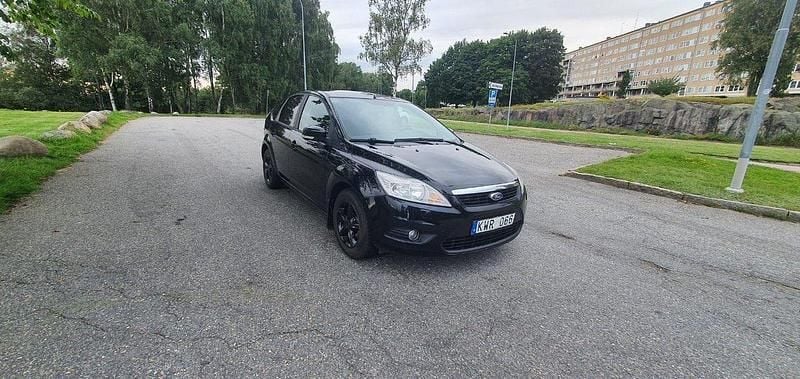 Svart Begagnad 2011 Ford Focus Platinum Halvkombi | 27 000 kr (Superpris) - Bild 1/4