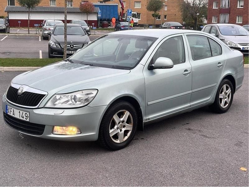 Grön Begagnad 2009 Skoda Octavia Elegance Halvkombi | 32 000 kr (Lite dyr) - Bild 1/4
