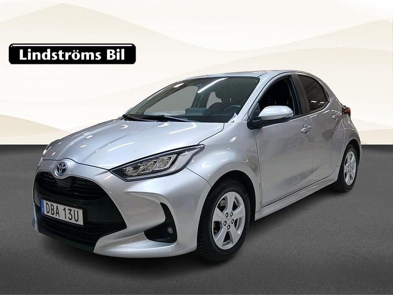 Silver Begagnad 2023 Toyota Yaris Hybrid | 209 900 kr (Superpris) - Bild 1/3