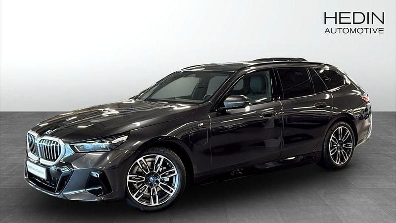 Grå (grey) Begagnad 2025 BMW 530e M Sport Kombi | 648 700 kr (Superpris) - Bild 1/4