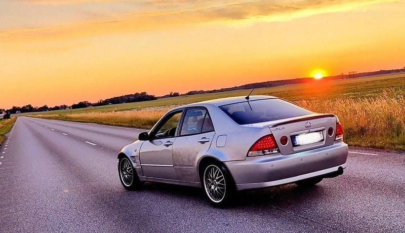 Silver Begagnad 2002 Lexus IS300 Sedan | 70 000 kr - Bild 1/4