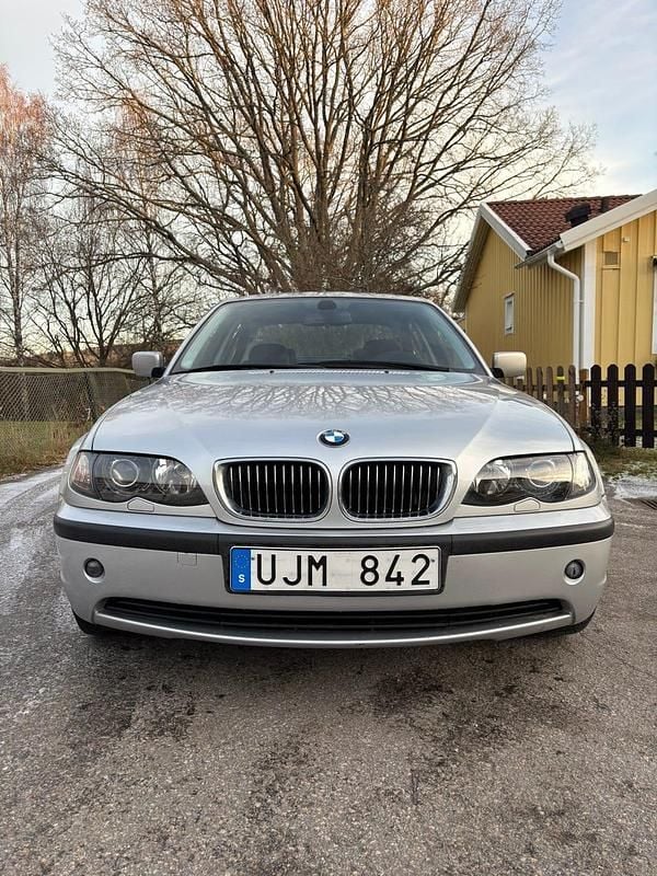 Begagnad 2004 BMW 320 Sedan | 57 500 kr (Marknadspris) - Bild 1/4