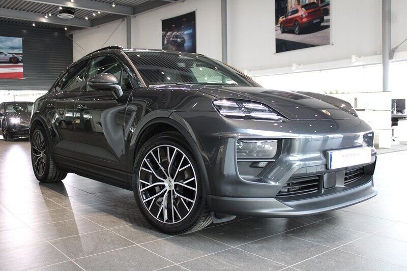 Grå (volcano grey metallic) Begagnad 2024 Porsche Macan SUV | 955 000 kr - Bild 1/4