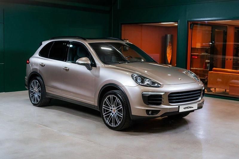 Ljusbrun Begagnad 2014 Porsche Cayenne SUV | 369 900 kr (Marknadspris) - Bild 1/4