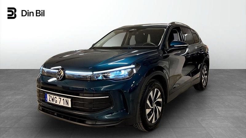 Mörkblå Begagnad 2025 VW Tiguan Life SUV | 389 900 kr (Lite dyr) - Bild 1/4