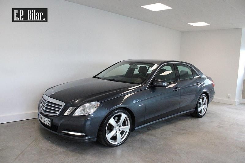 Mörkgrå (grå) Begagnad 2011 Mercedes E200 Edition Sedan | 99 800 kr (Marknadspris) - Bild 1/4