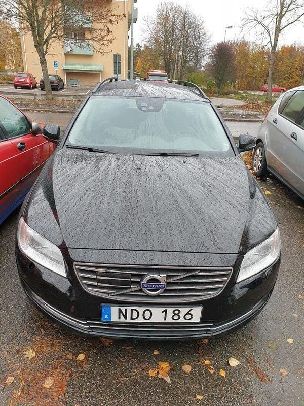 Svart Begagnad 2016 Volvo V70 Momentum Kombi | 110 000 kr (Marknadspris) - Bild 1/4