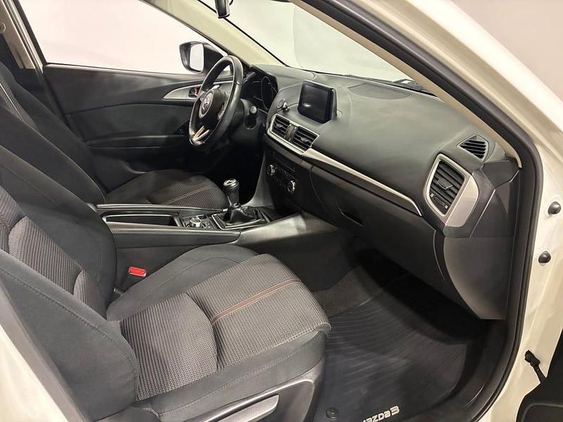 Begagnad Mazda 3 Inclusive 120 HK (88 kW) 2017 Vit Halvkombi