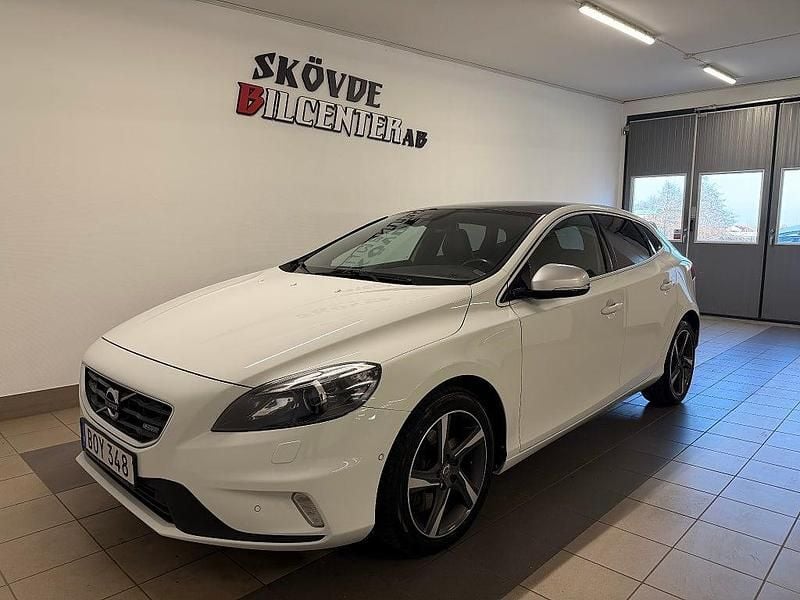 Begagnad Volvo V40 R-Design 177 HK (130 kW) 2014 Vit Halvkombi