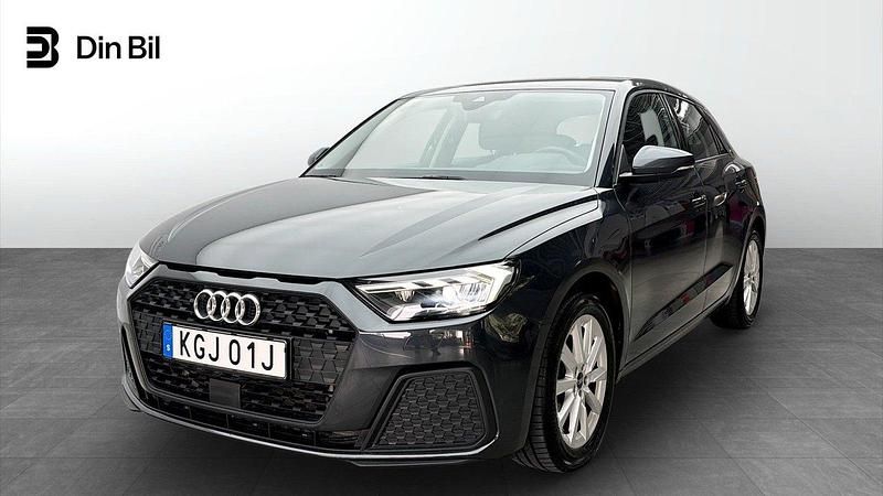 Grå Begagnad 2022 Audi A1 Sportback Proline Halvkombi | 229 900 kr (Marknadspris) - Bild 1/4