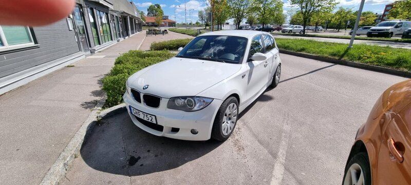 Vit Begagnad 2009 BMW 118 M Sport Halvkombi | 71 999 kr (Lite dyr) - Bild 1/3