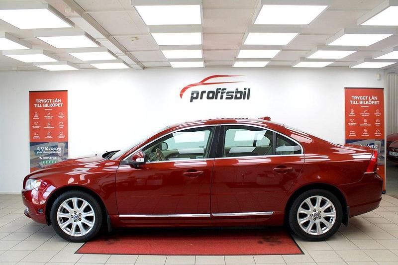 Röd Begagnad 2010 Volvo S80 Summum Sedan | 74 900 kr (Marknadspris) - Bild 1/4
