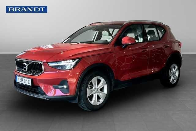 Röd Begagnad 2023 Volvo XC40 Core SUV | 279 900 kr (Marknadspris) - Bild 1/4