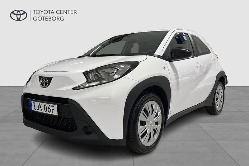 Vit Begagnad 2023 Toyota Aygo X Play SUV | 179 900 kr (Marknadspris) - Bild 1/2