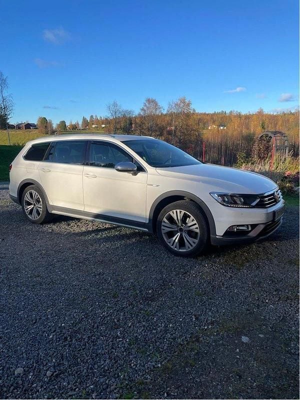 Vit Begagnad 2017 VW Passat Alltrack Kombi | 220 000 kr (Marknadspris) - Bild 1/4