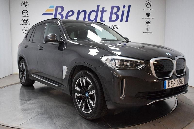 Grå Begagnad 2021 BMW iX3 Shadowline SUV | 321 400 kr (Marknadspris) - Bild 1/3