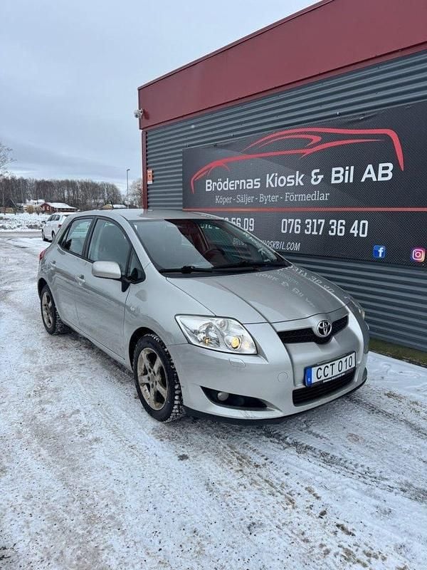 Silver Begagnad 2009 Toyota Auris Halvkombi | 36 900 kr (Bra pris) - Bild 1/4