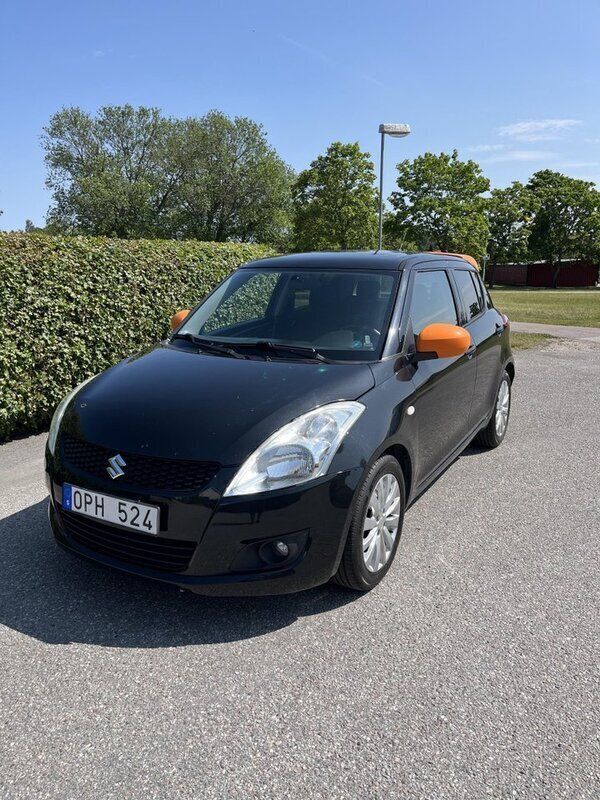 Svart Begagnad 2011 Suzuki Swift Halvkombi | 58 000 kr (Marknadspris) - Bild 1/4