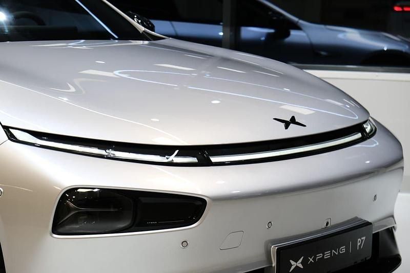 Begagnad XPENG P7 352 kW (479 HK) 2024 Silver Sedan