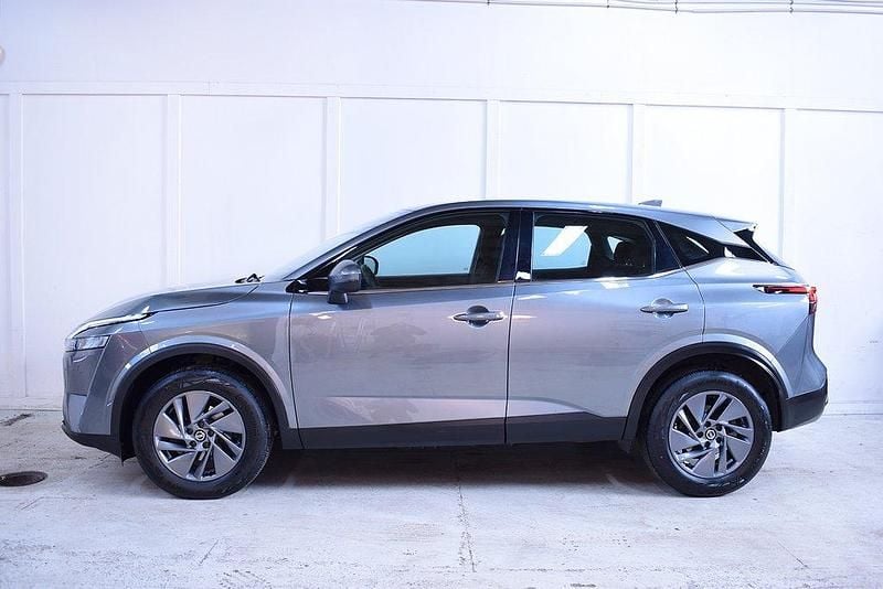 Grå (gråmetallic ) Begagnad 2022 Nissan Qashqai SUV | 239 900 kr (Marknadspris) - Bild 1/4
