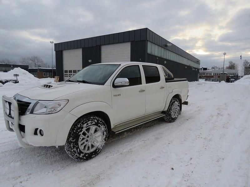 Vit Begagnad 2013 Toyota HiLux Pickup | 185 000 kr (Marknadspris) - Bild 1/4