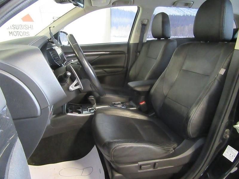 Begagnad Mitsubishi Outlander 150 HK (110 kW) 2017 Svart SUV