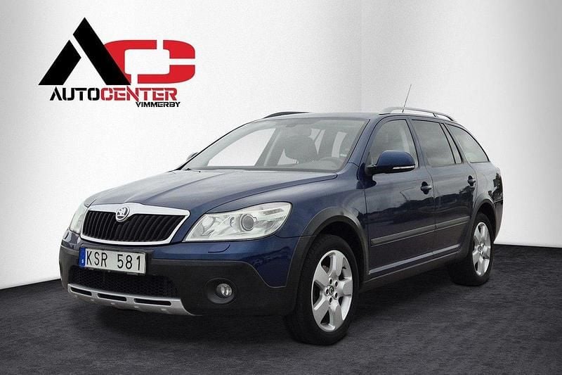 Mörkblå (blå) Begagnad 2011 Skoda Octavia Scout Kombi | 79 400 kr (Lite dyr) - Bild 1/4
