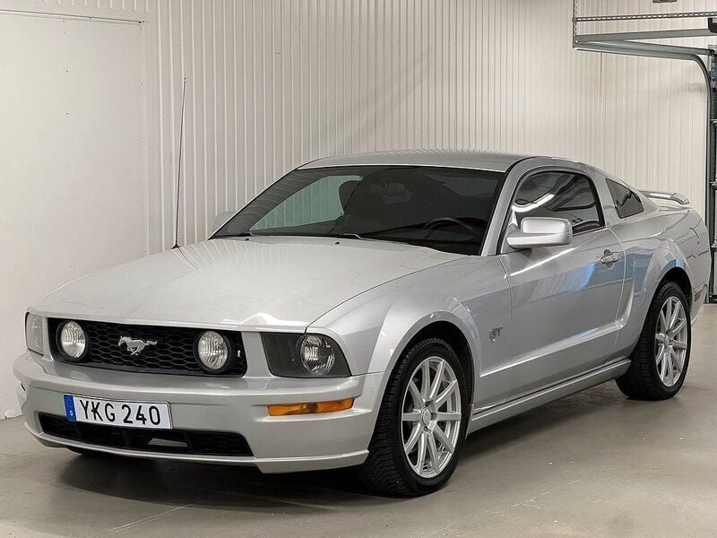 Grå Begagnad 2006 Ford Mustang GT Sportkupé | 129 900 kr (Marknadspris) - Bild 1/4