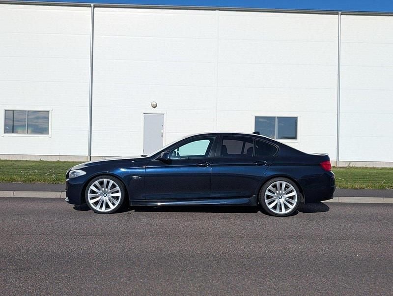 Blå Begagnad 2011 BMW 535 Comfort Edition Sedan | 139 000 kr (Marknadspris) - Bild 1/4