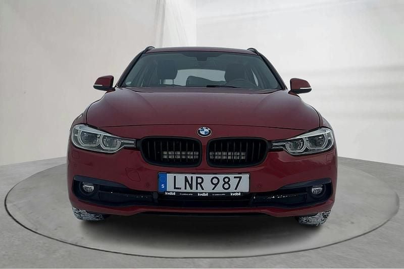 Begagnad BMW 320 Sport Line 190 HK (139 kW) 2019 Röd Kombi