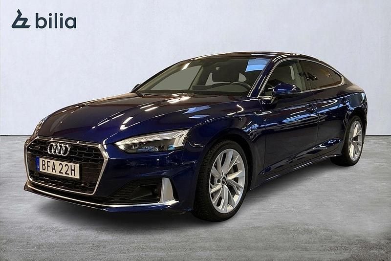 Blå Begagnad 2021 Audi A5 Sportback Comfort Halvkombi | 328 900 kr (Superpris) - Bild 1/4