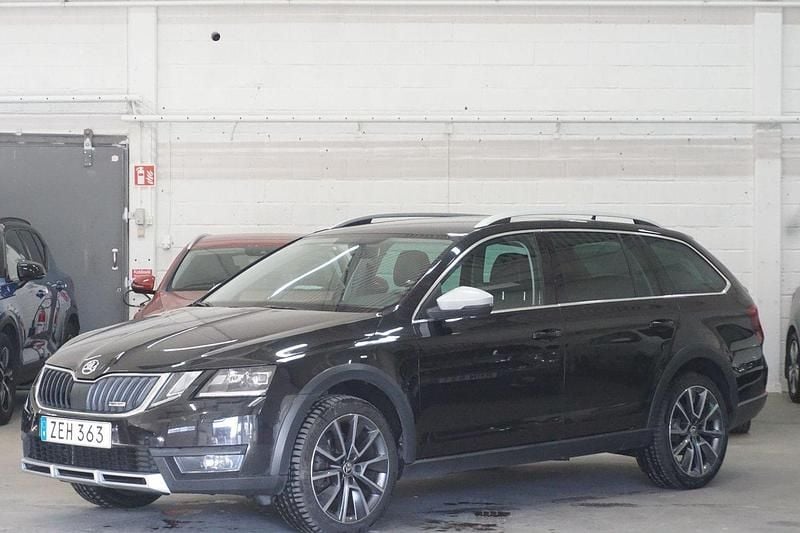 Svart Begagnad 2018 Skoda Octavia Scout Kombi | 195 000 kr (Marknadspris) - Bild 1/4