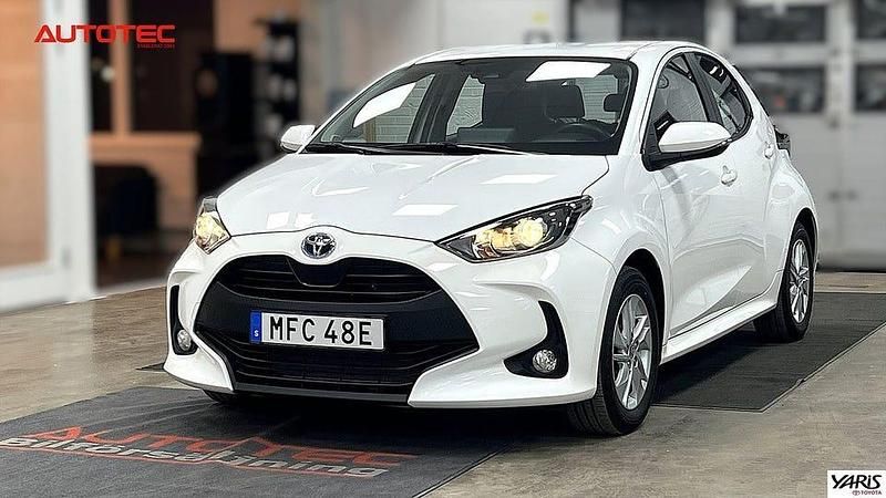 Vit Begagnad 2023 Toyota Yaris Hybrid Active Halvkombi | 217 900 kr (Marknadspris) - Bild 1/4