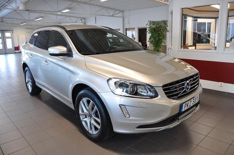 Ljusbrun Begagnad 2017 Volvo XC60 Momentum SUV | 234 500 kr (Marknadspris) - Bild 1/4