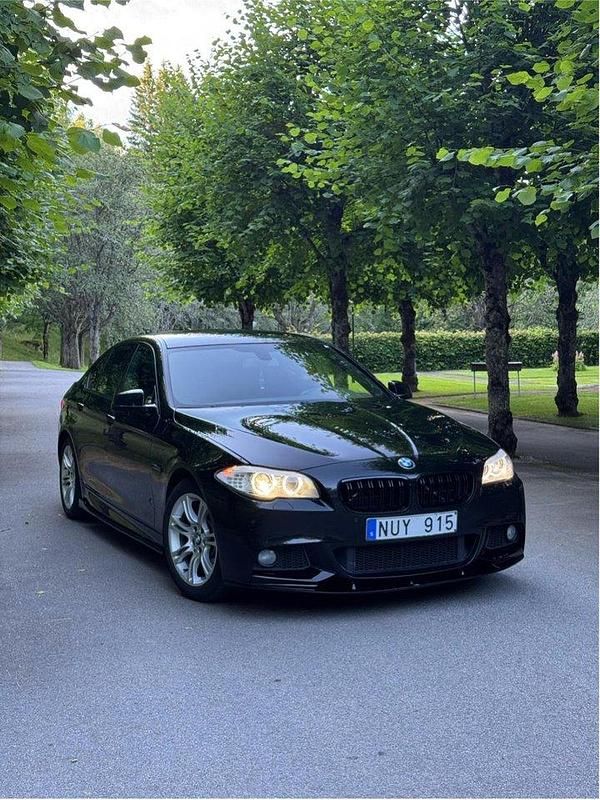 Svart Begagnad 2013 BMW 530 Sedan | 225 000 kr - Bild 1/4