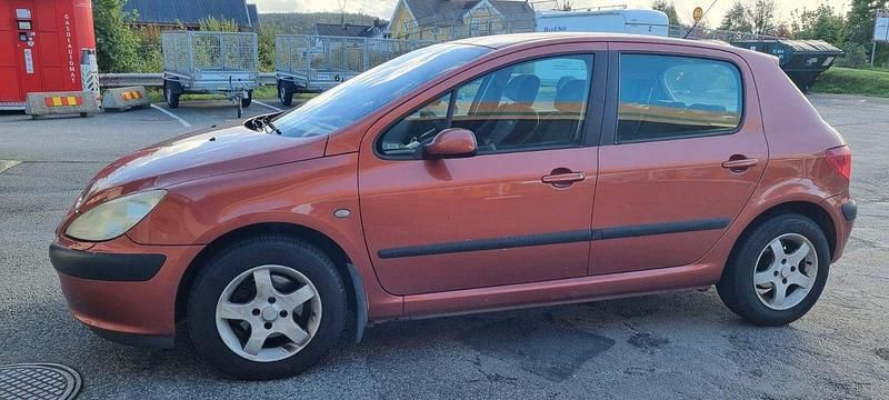 Röd Begagnad 2002 Peugeot 307 Halvkombi | 20 000 kr (Marknadspris) - Bild 1/3